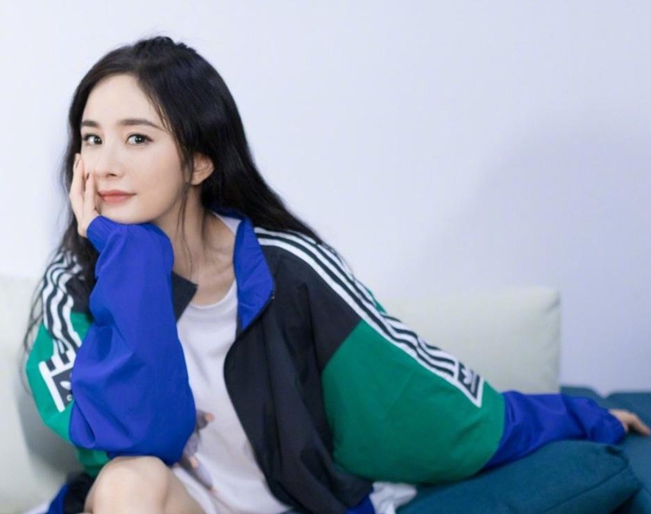 『林一』正式会议不能化浓妆，杨幂现场生图被爆，这才是她33岁真正模样吧