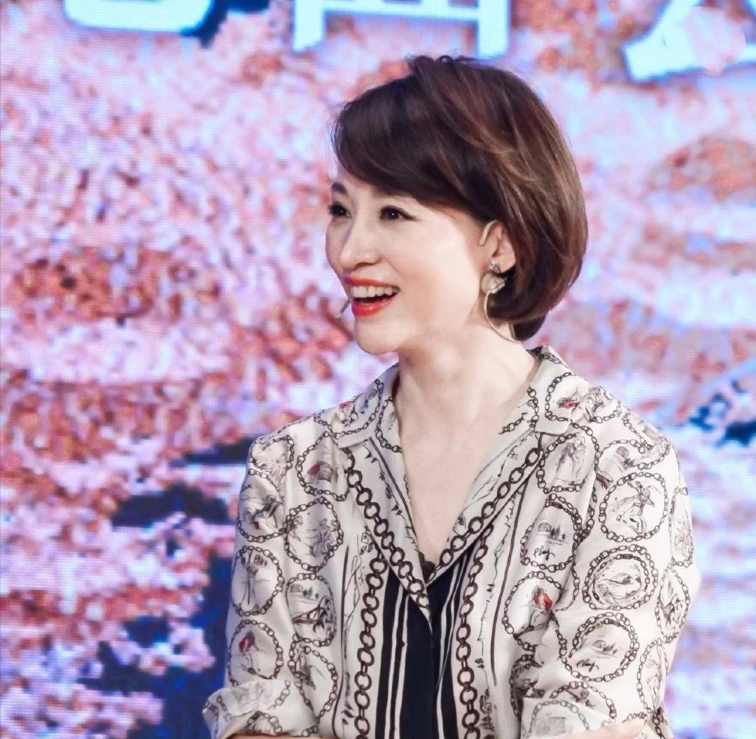 董卿|46岁的董卿一点不显老，浑然天成的气质太夺目，穿搭更让人羡慕