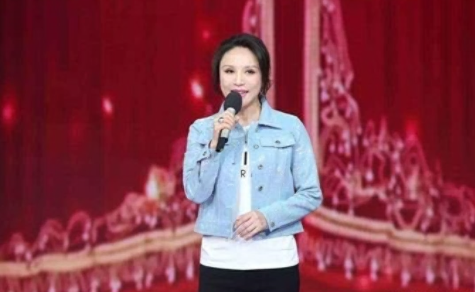 春晚|她因一首歌爆红连上7次春晚，因为“耍大牌”被封杀，今51岁无人问津