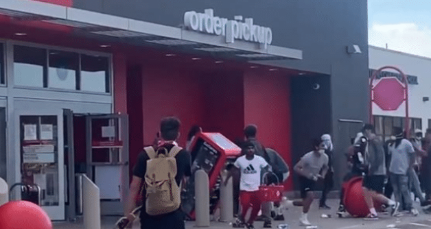 「美国」截止5月29日晚上21：40，美国终于压不住，美国黑人开始暴乱了！