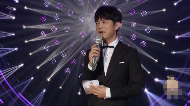 「何炅」综艺之神何老师,能把提词器的词现场改了,在台上的他无所不能