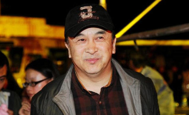 黄宏|24岁荣登春晚，60岁靠人搀扶走路，职务被免后，黄宏如今怎样