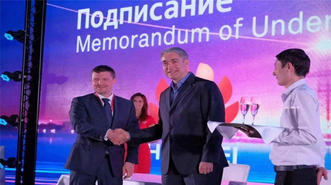 华为|任正非正式宣布“转投”战略,美国陷入新危机,芯片压在手里卖不出去了!