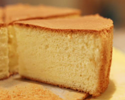 #鸡汤#对烘焙新手来说，戚风蛋糕是一款烘焙入门的蛋糕，但是它也有很多的小技巧！