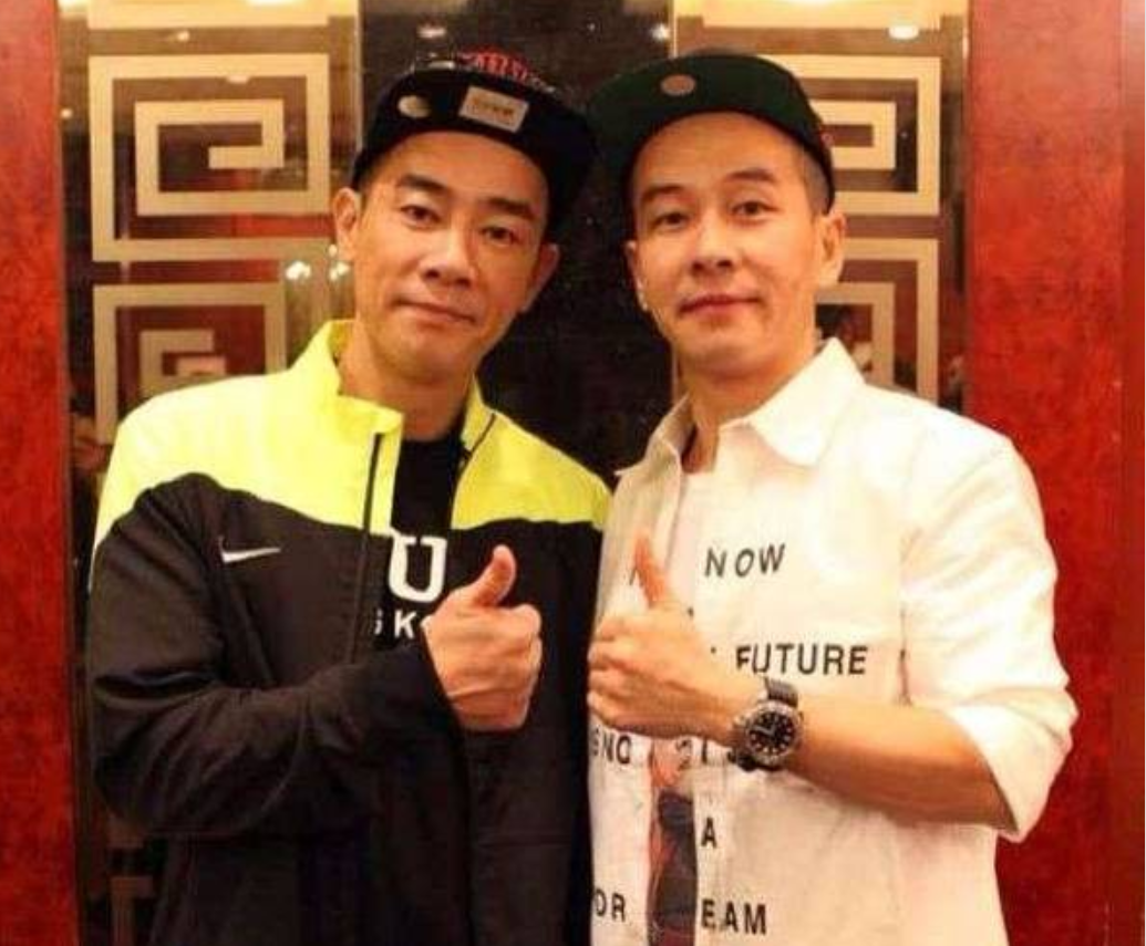 吴京▲明星和替身的合照，刘诗诗像双胞胎，两个吴京简直分不清