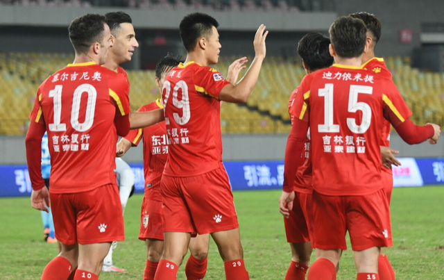 中超|8-0！3-0！创下2神迹！中超冠军队踢疯了：刷爆3纪录金靴喜极而泣