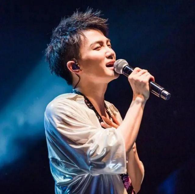 【华语乐坛】真尴尬！当下的华语乐坛能唱的不红，半桶水的却爆火