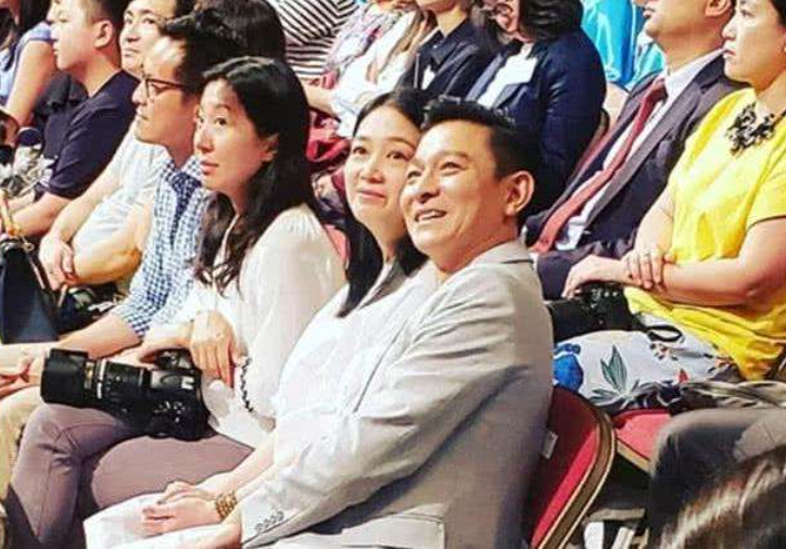 刘德华|怪不得刘德华不愿晒自己老婆,看到结婚照后,这谁敢晒啊!