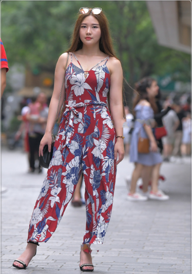 连衣裙|花纹收腰连衣裙搭配黑色挎包，款式新颖，设计独特