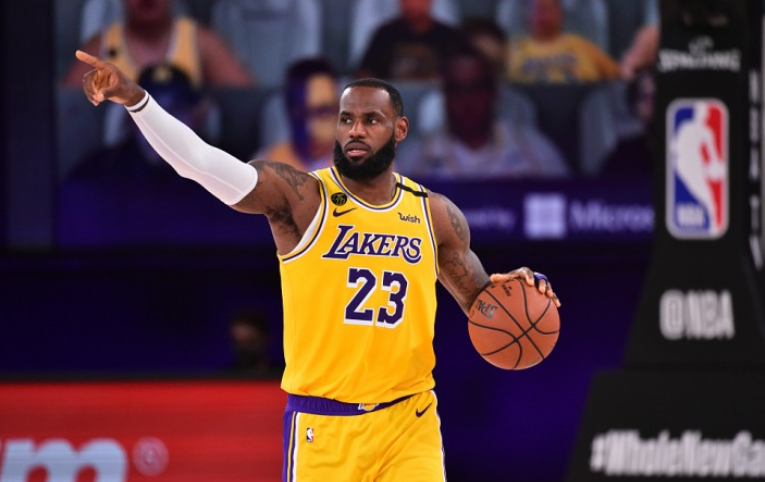 勒布朗·詹姆斯|太逗了！35岁詹姆斯把伦纳德防成表情包！众美媒盛赞詹皇防守