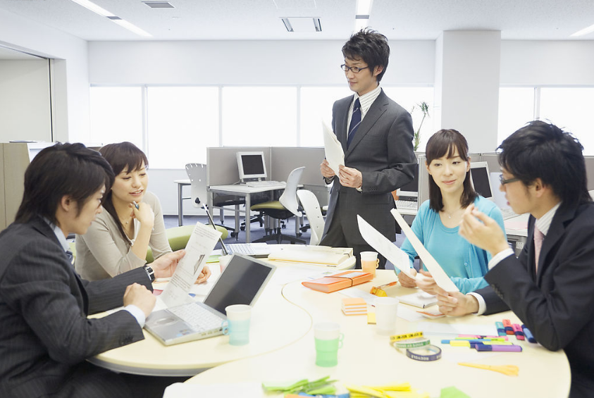 『』在职场中，你愿意坐领导对面？还是旁边？还是离领导最远处！