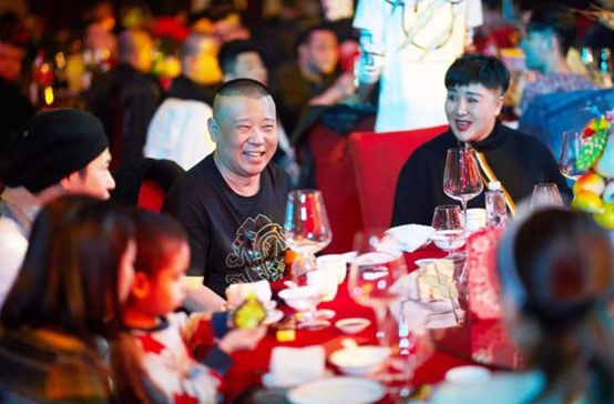 「郭麒麟」在郭德纲落魄时离婚，抛弃4岁郭麒麟，如今成跨国总裁，千里寻亲