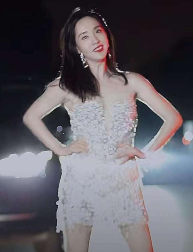 [姐姐]姐姐们集体挑战主题曲，白冰带感万茜垮掉，张雨绮终于不顺拐了