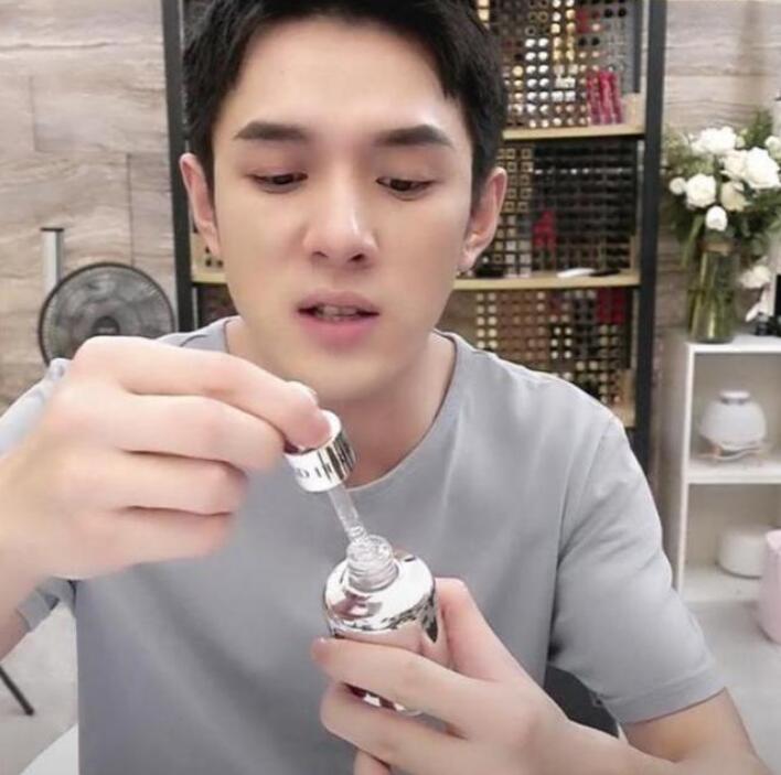 爽肤水|洗脸后是先用精华液还是爽肤水？很多人用错了，难怪皮肤越来越差