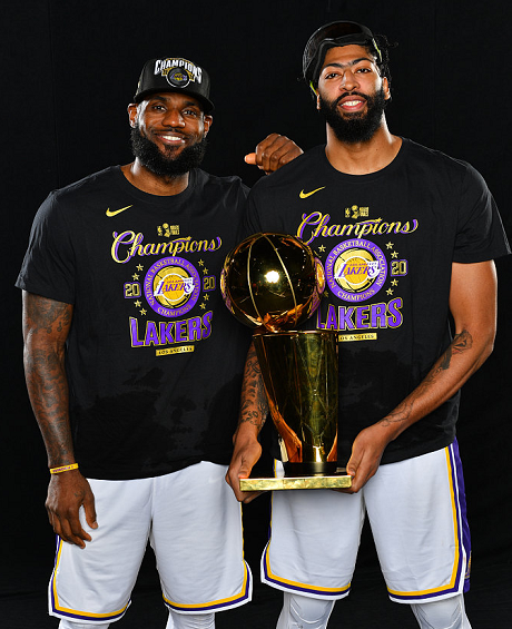 韩国|湖人总冠军定妆照出炉!詹眉勾肩搭背,隆多淡定,霍华德最高兴