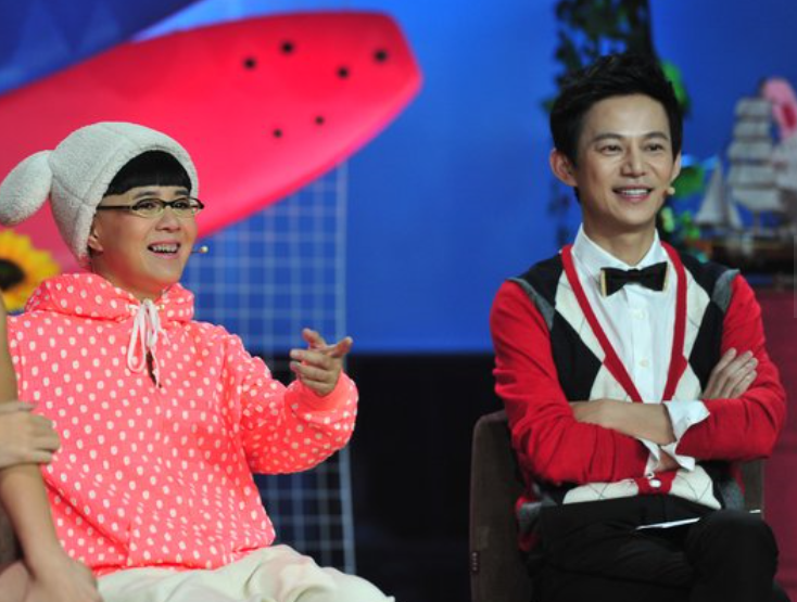 何炅|何炅低调了23年,父母身份终于曝光太强大,网友:难怪人脉这么广