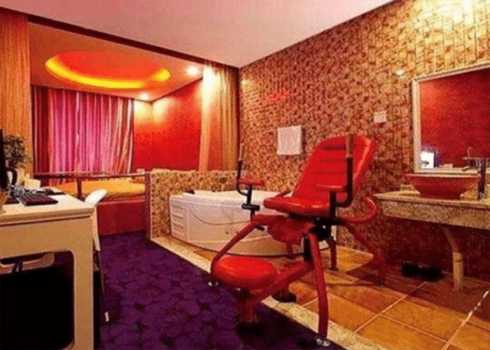 情侣|情侣房内床边的“八爪椅”是干嘛用的？酒店前台小妹直言：试过就懂了