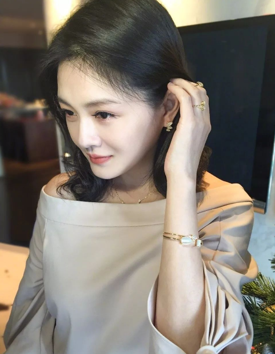 大S|43岁大S也难逃发福？穿着这么宽松，依旧满满的臃肿感！