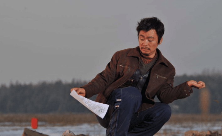 因拍摄条件太苦, 演员跑了一半, 找了个群演做主演, 没想到却成了影帝