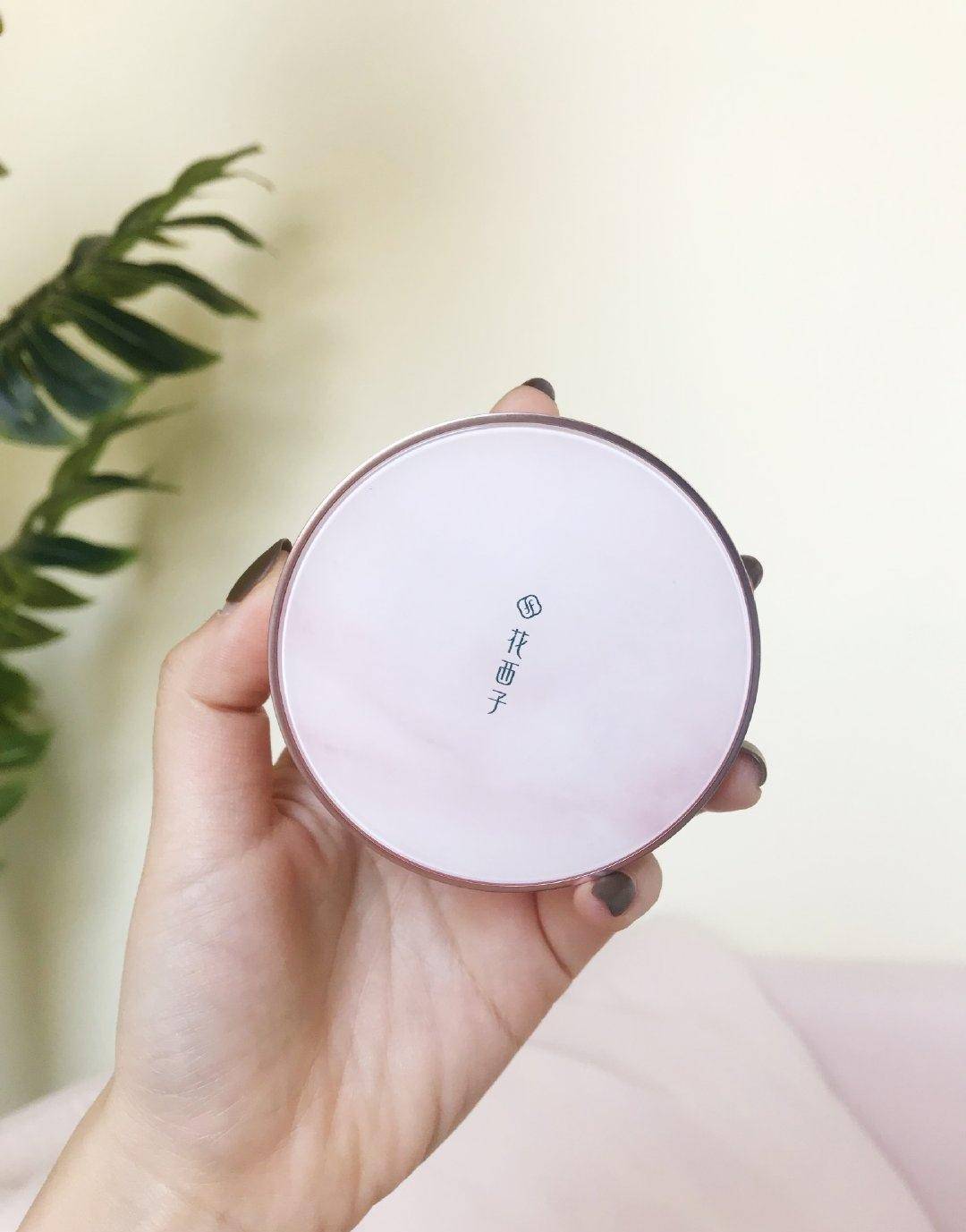 『化妆品』很火却很难用的化妆品：花西子散粉难取粉，红地球粉底液妆感重