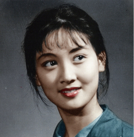 『邓婕』65岁张国立晒夫妻年轻时的照片，在没有美颜的年代，邓婕是真漂亮