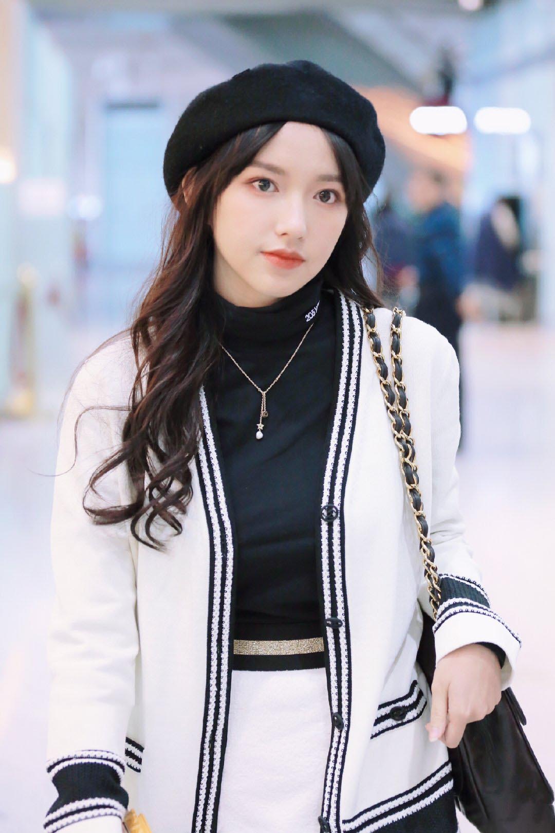 「穿衣搭配」程潇《天醒之路》开播，机场私服黑白搭配，心情好颜值也提高不少