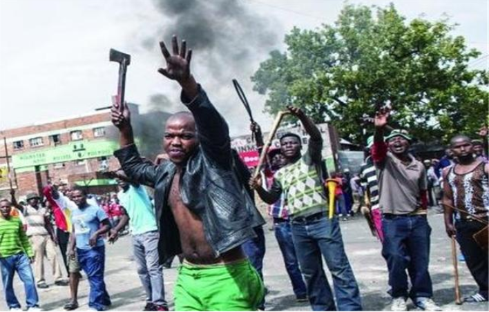 「美国」美前总统雕像被摧毁，特朗普发出最后“警告”，黑人的“好日子”到头了