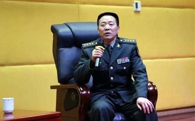 颜夕趣史|那名在亡妻坟前一跪，感动国人的英雄，他如今过得好吗？