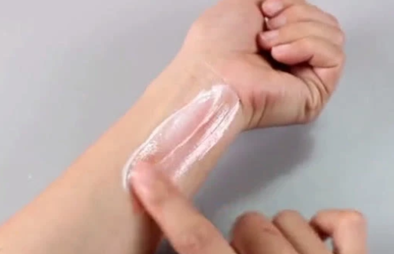 「口腔健康」把牙膏涂抹在手上，解决了千家万户的烦恼，如果早点知道就好了