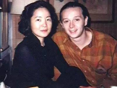 邓丽君|80年代邓丽君演唱会后台，自行补妆，没有助理帮忙 没有保镖护送