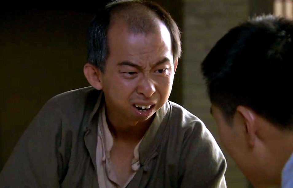 黄渤▲身高不到一米六，比黄渤还要丑，身价却高达10亿还娶了一个漂亮老婆
