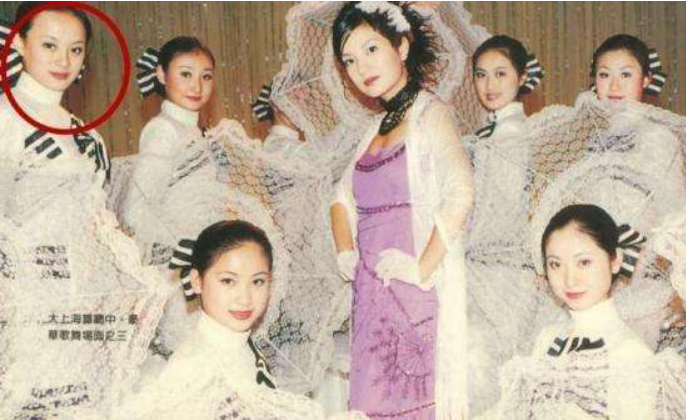 赵薇|赵薇十年前的拉芳广告，背景板全是巨星，最边缘的她竟火遍全网