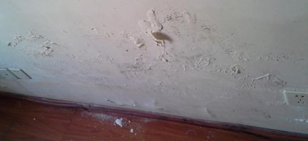 【】装修5年了，卫生间背墙就有轻微鼓包，原因和解决方法都在这里！