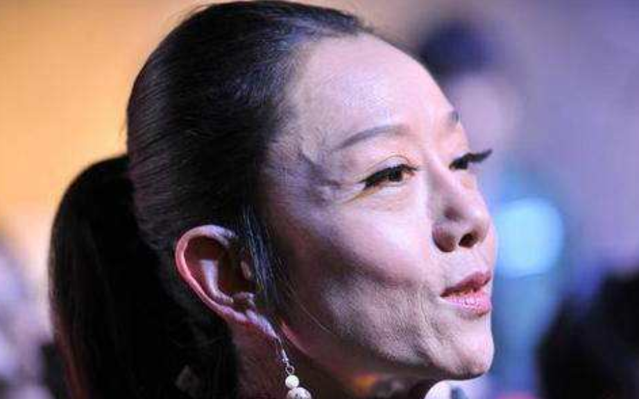 杨丽萍▲杨丽萍才是最大的照骗，素颜亮相吓坏网友，网友：太真实了吧！