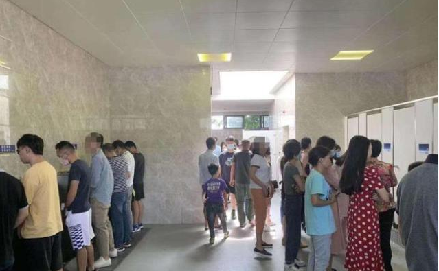 |“服务区上演‘男女同厕’景象，男厕所分你一半”，哈哈哈哈哈~