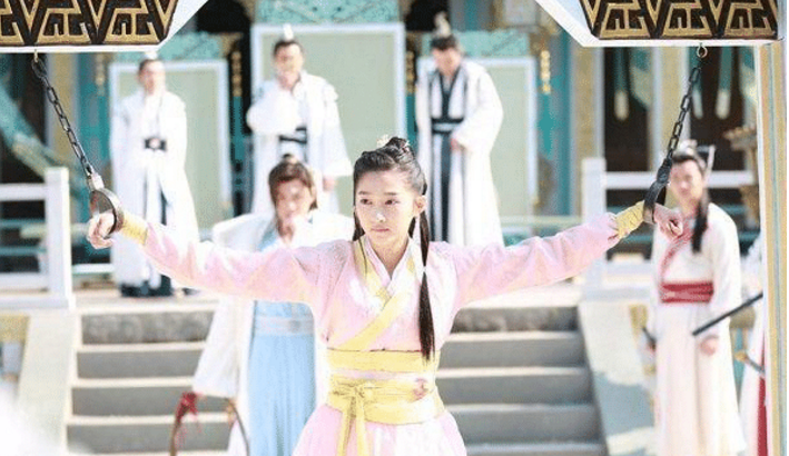 |女艺人拍摄“被绑戏”，其他人都在卖力演，图5是却把观众当“瞎子”！