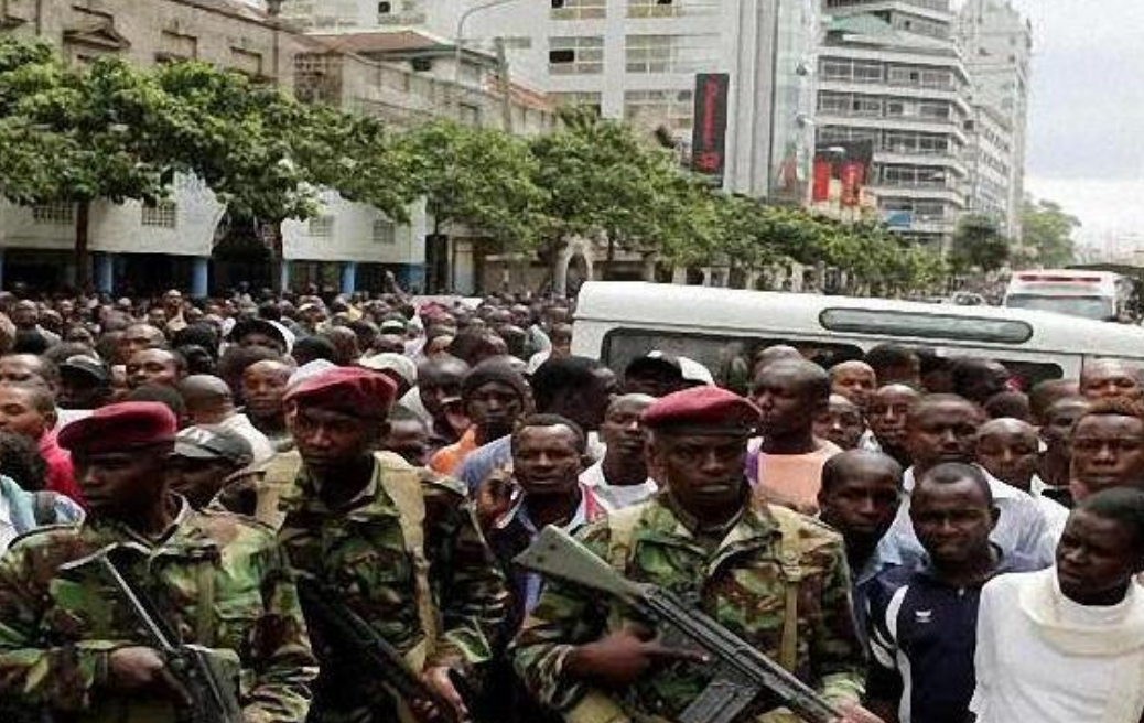 肯尼亚|拳打脚踢中国基建工人,中国果断撤回援建,立马自食其果!