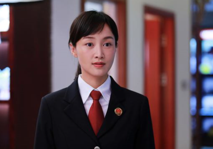 为嫁富豪离开央视,转型做明星8年,今衣柜掉皮,女儿衣服破烂