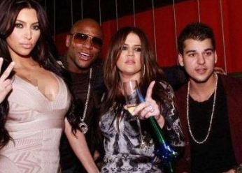 『梅威瑟』梅威瑟曾苦追过卡戴珊，却被无情拒绝，理由让拳王“蒙羞”