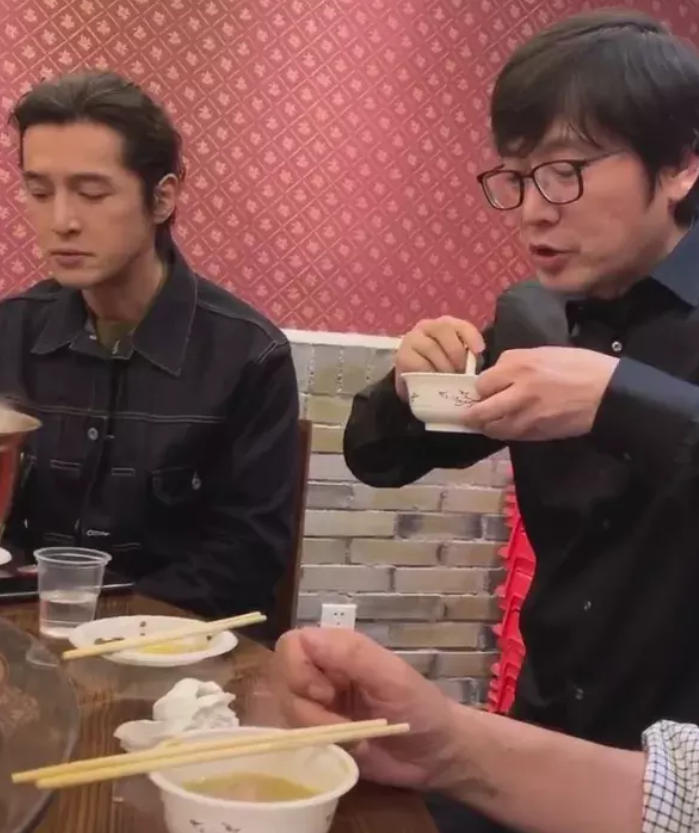胡歌|37岁胡歌吃饭被偶遇，离开十级美颜滤镜后，网友：这还是你的男神吗？