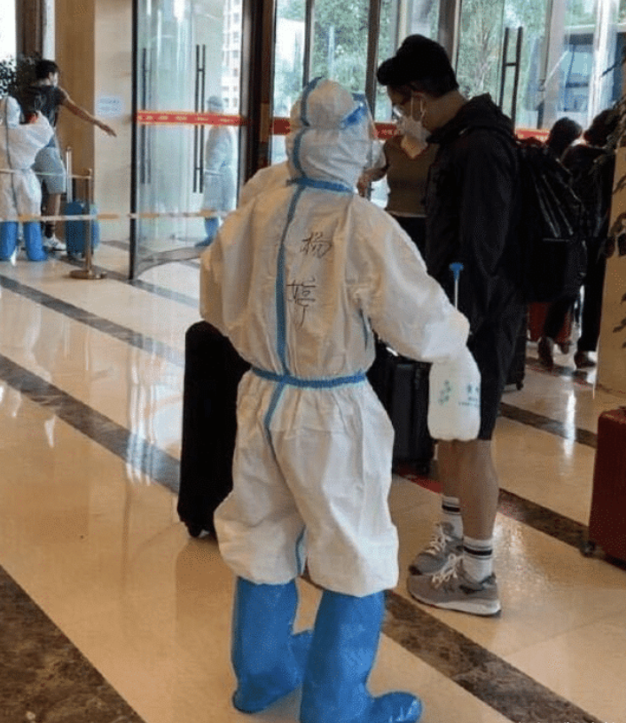 杨幂|杨幂魏大勋横店甜蜜过七夕，刘恺威背双肩包现身，孤身一人显落寞