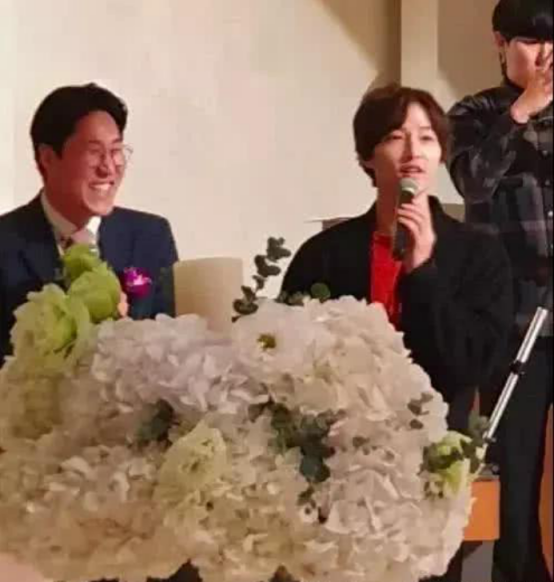 宋仲基|宋仲基发量稀少颜值大跌，现身好友婚礼现场，让人差一点认不出