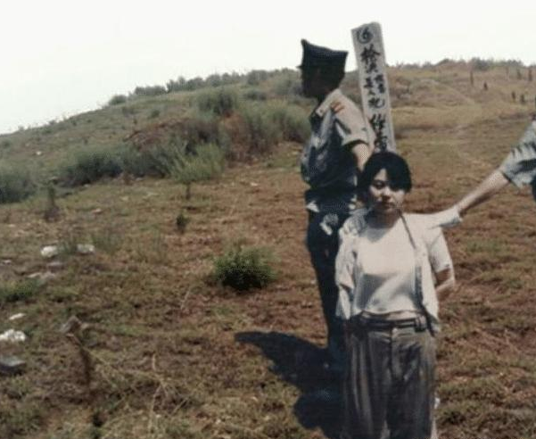 【】花季少女在枪决前，突然主动张开嘴，众人疑惑，行刑士兵却明白了