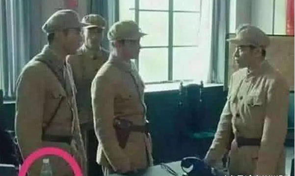 【穿帮镜头】最雷人的穿帮镜头：李云龙打仗那么辛苦，喝瓶怡宝怎么了！