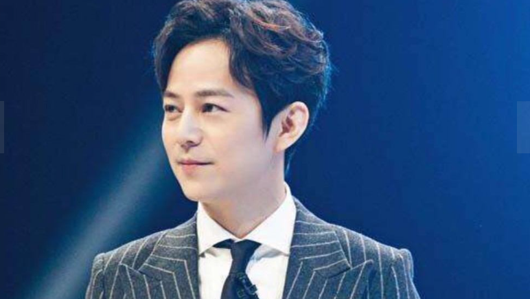 何炅|何炅低调了23年,父母身份终于曝光太强大,网友:难怪人脉这么广