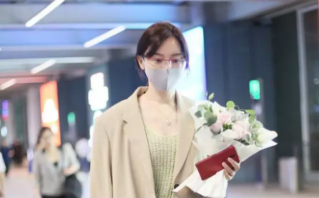 [陈数]42岁陈数真的越活越小，一身休闲少女装，“奶”的太不真实