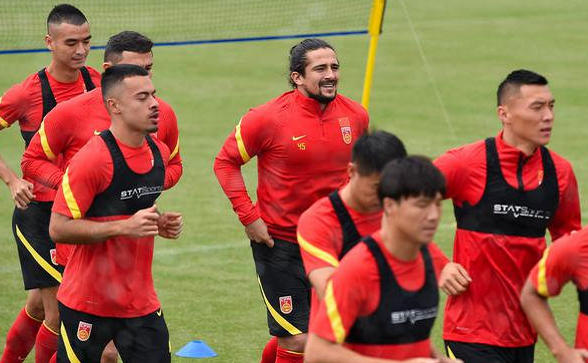 #美因茨#里皮之后谁都不行？名记点评国足：踢申花都难，在中超进不了前四