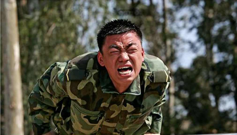 「士兵突击」《士兵突击》播出14年,八个主演七个成大咖,只有一人仍默默无闻