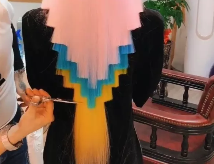 『发型』女孩换了彩虹发型后，居然神似童话里的公主，网友：太抽象了