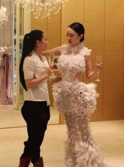 范冰冰:当范冰冰撞上霍思燕,同穿羽毛礼服,一个天使一个鸡毛掸子